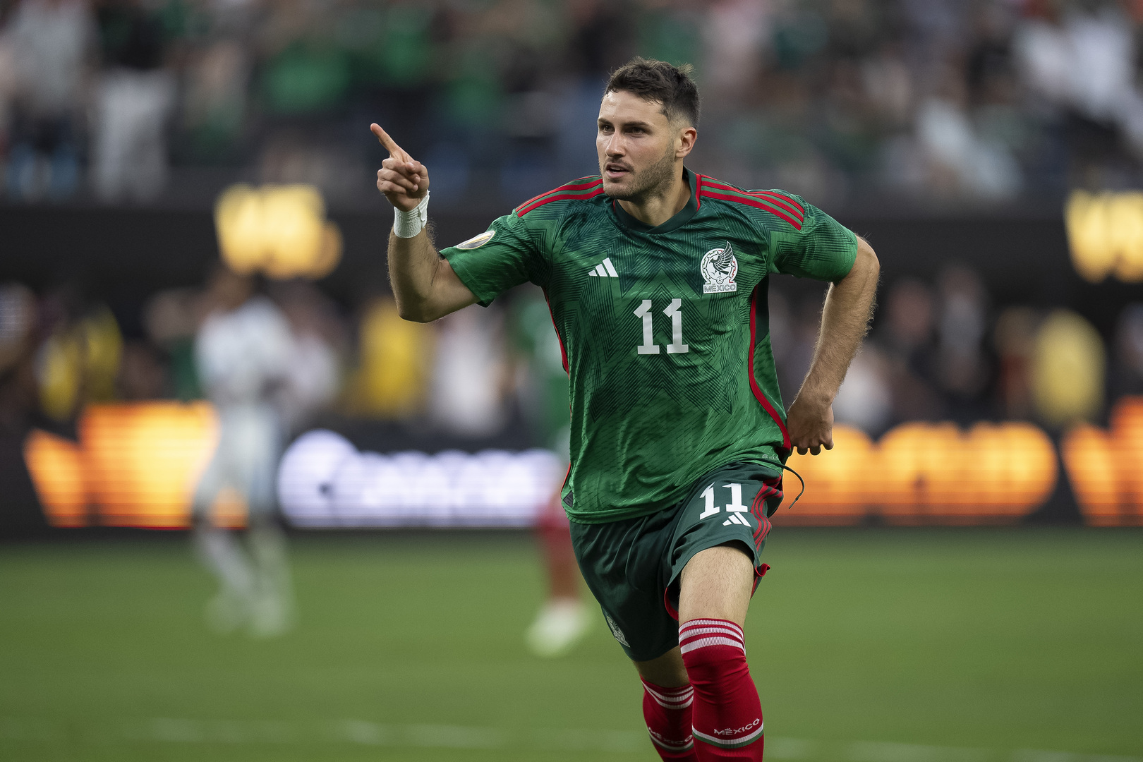Santiago Giménez eligió a México por sobre Argentina porque prefiere “jugar en contra de Messi”