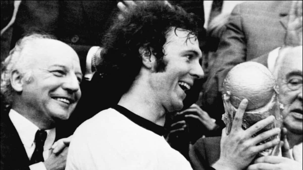 Murió Franz Beckenbauer, la leyenda del fútbol alemán que fue campeón mundial como jugador y entrenador