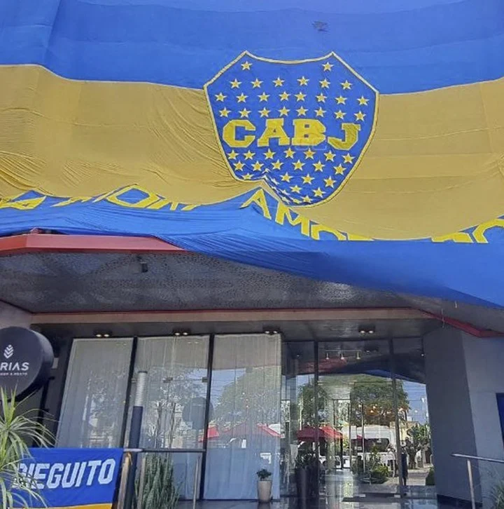 Con un hotel embanderado por un telón, firmas y selfies, Boca ya está en Santiago del Estero