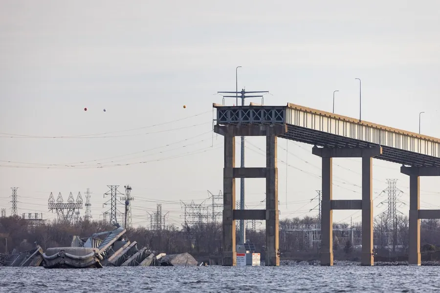 Un barco chocó contra un puente en Estados Unidos y varios autos cayeron al río: hay desaparecidos: Imagenes Sensibles