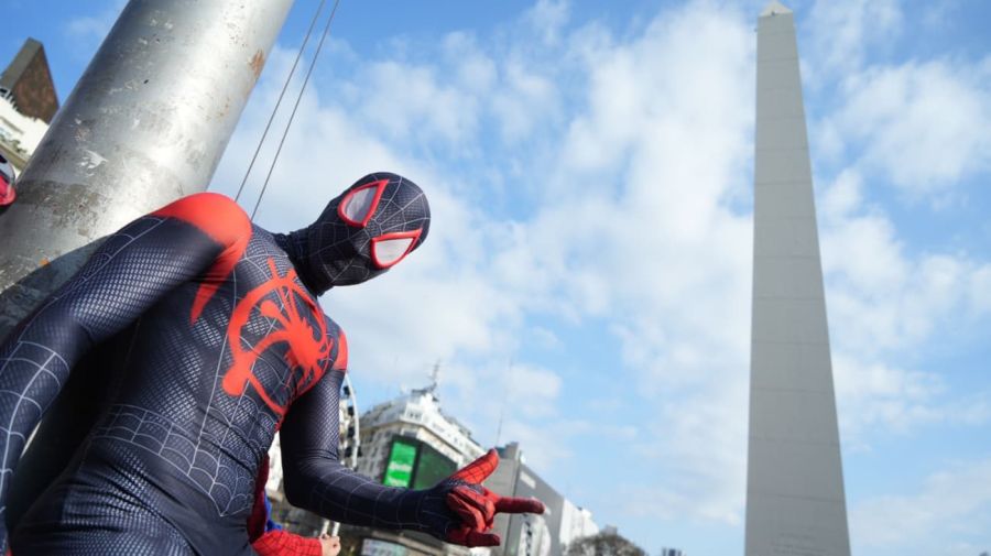 Cientos de "Spidermans" coparon el Obelisco y rompieron un récord mundial